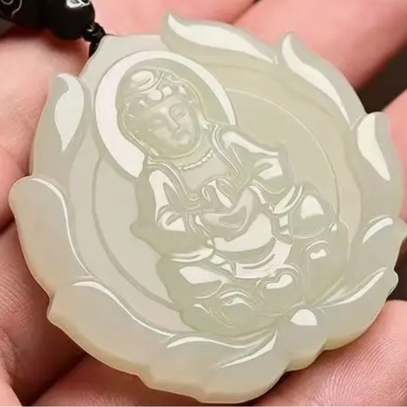 Quan Yin Lotus carved Jade necklace - Picture 4 of 4